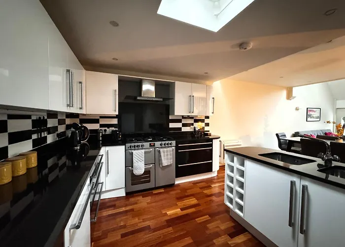 Spacious And Refreshing 3-4 Bed Stamford House!