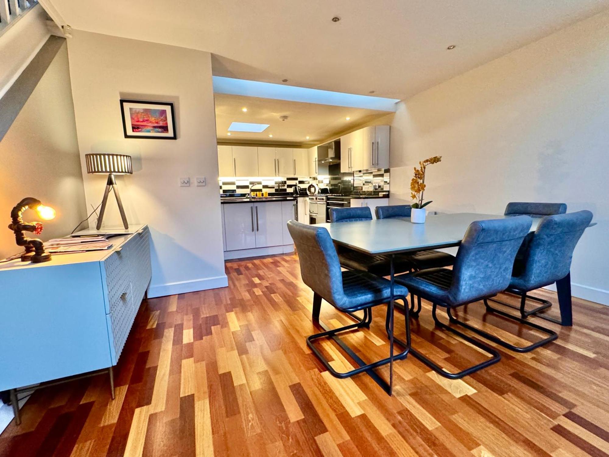 Spacious And Refreshing 3-4 Bed House! *